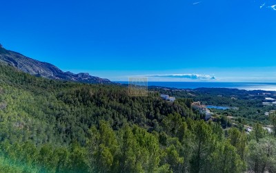 Urban plot with beautiful sea views.