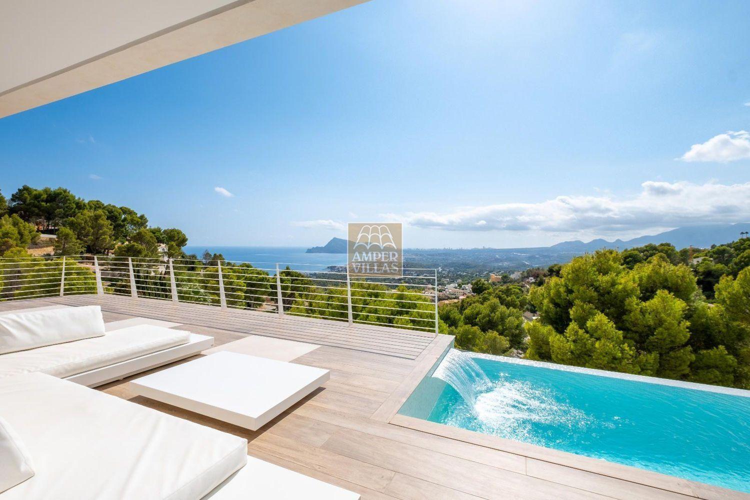 DESIGNER VILLA WITH SPECTACULAR SEA VIEWS