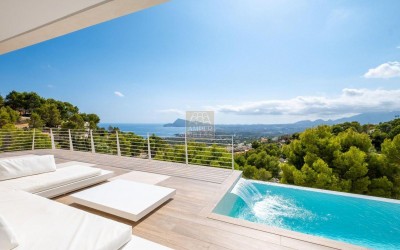 DESIGNER VILLA WITH SPECTACULAR SEA VIEWS